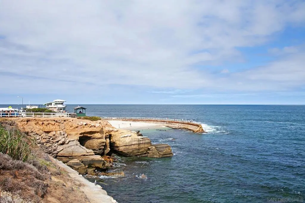 Single Family Residence for rent at 909 Coast 6, La Jolla, CA featuring 2 beds and 2 baths