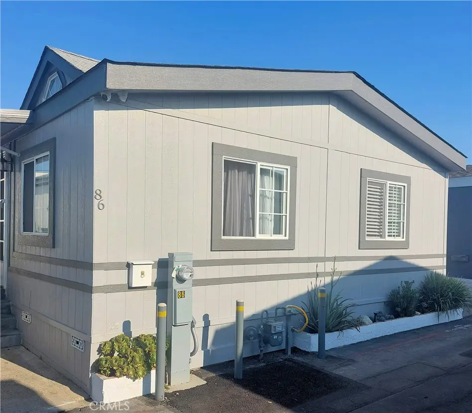 Manufactured In Park for sale at 327 W Wilson Street 86, Costa Mesa, CA featuring 2 beds and 2 baths