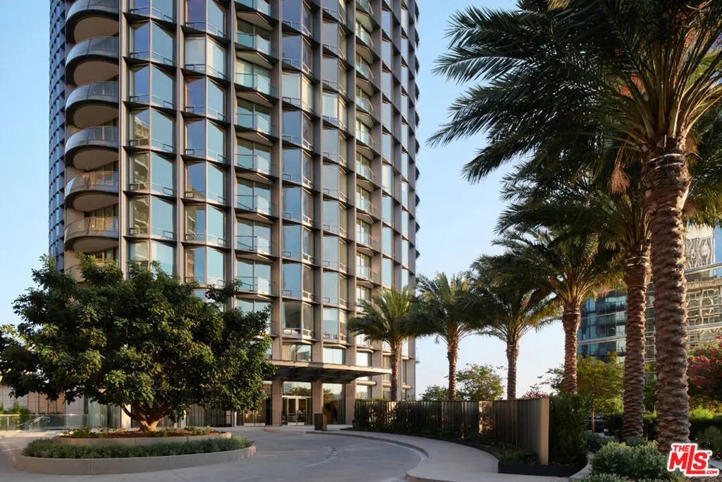 Condominium for sale at 211 W Elm Court 29A, Los Angeles, CA featuring 3 beds and 5 baths