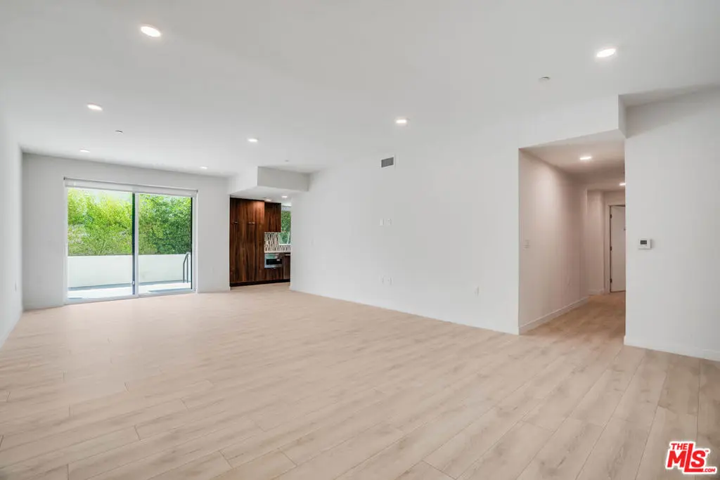 Residential Lease for rent at 1021 S Shenandoah Street 102, Los Angeles, Los Angeles County, CA featuring 3 beds and 4 baths