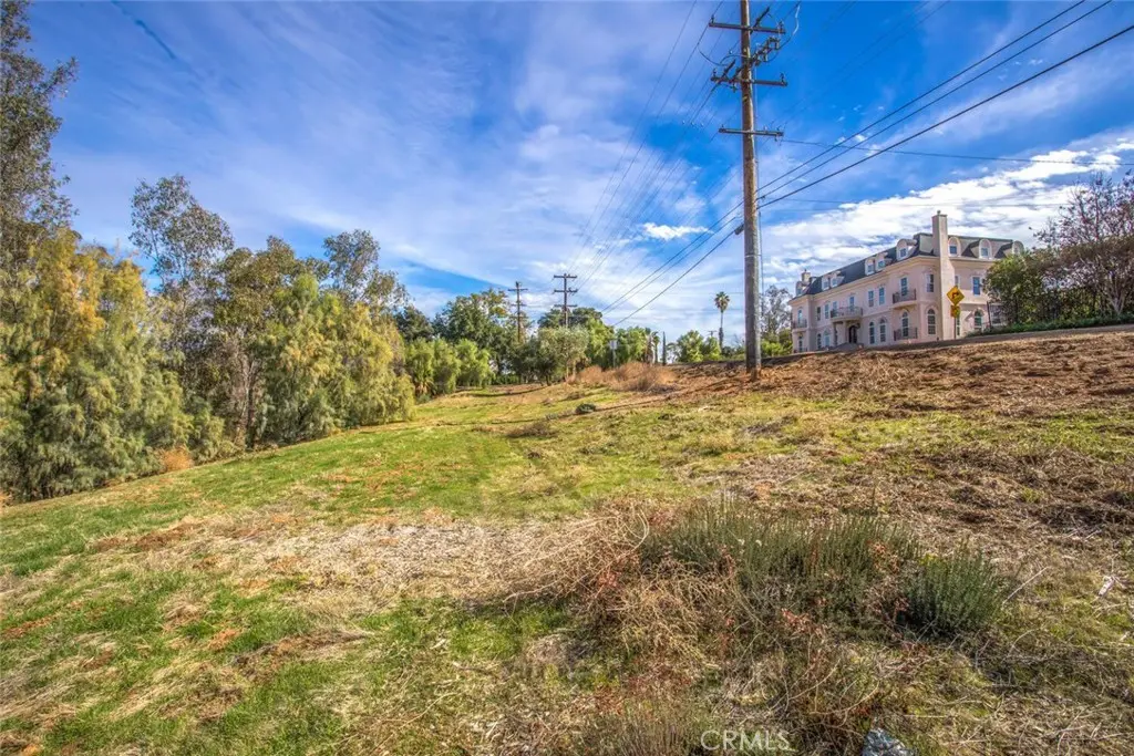 724 W Sunset Drive, Redlands, CA — listing photo 1
