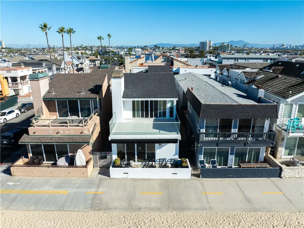 Residential Lease for rent at 3012 W Oceanfront, Newport Beach, Orange County, CA featuring 3 beds and 2 baths