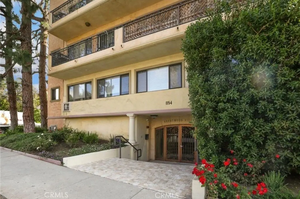 Condominium for sale at 1154 S Barrington Avenue 103, Los Angeles, CA featuring 1 bed and 1 bath