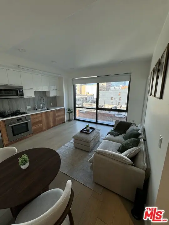Condominium for rent at 400 S Broadway 502, Los Angeles, CA featuring 1 bed and 1 bath
