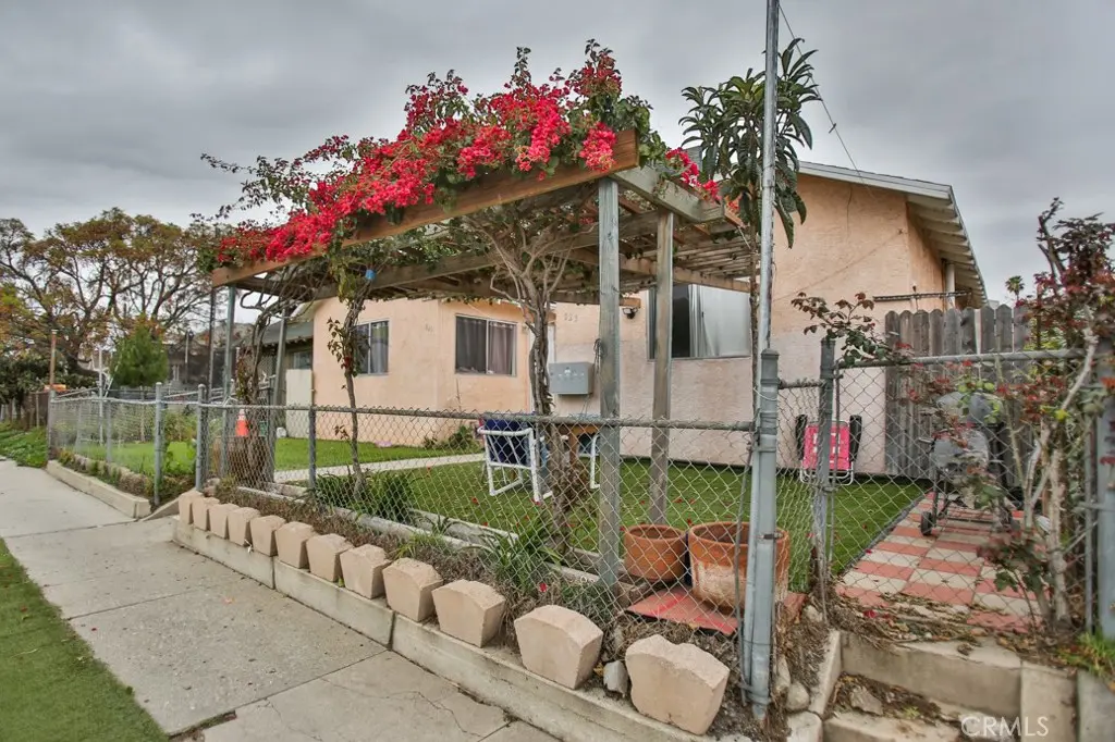 Quadruplex for sale at 823 W 81st Street, Los Angeles, CA