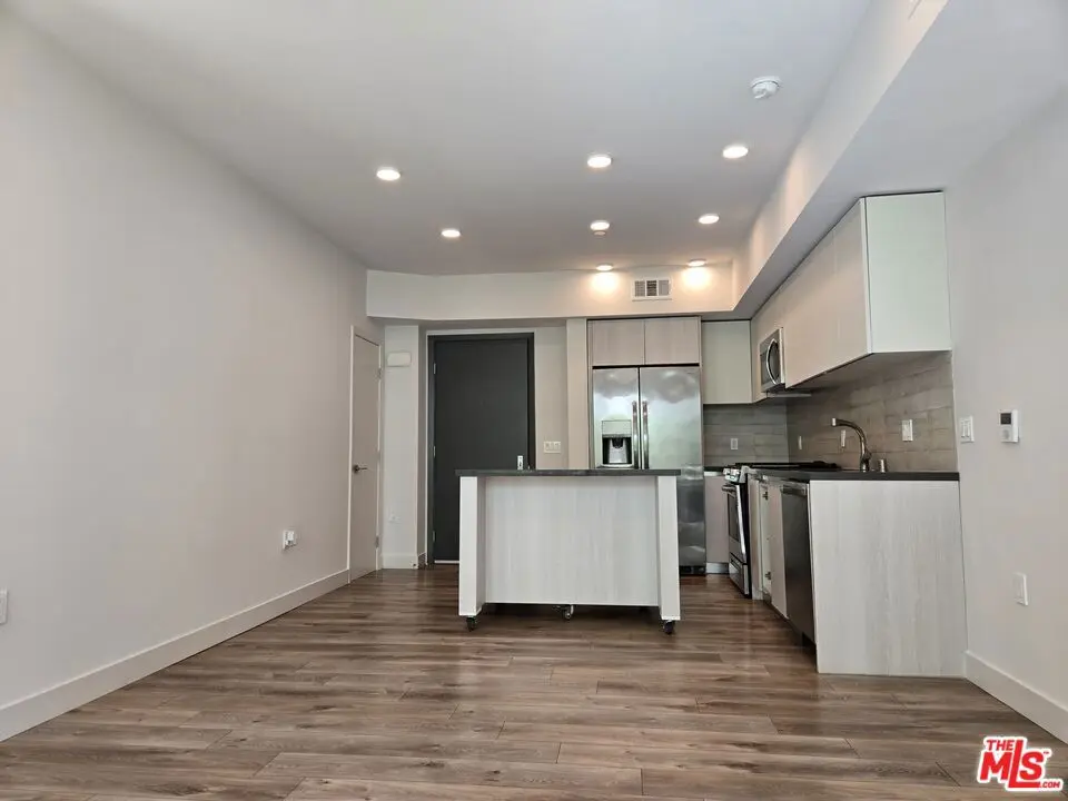 Residential Lease for rent at 740 S Ridgeley Drive 204, Los Angeles, Los Angeles County, CA featuring 2 beds and 2 baths