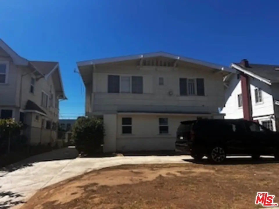 Residential Lease for rent at 1529 5th Avenue C, Los Angeles, Los Angeles County, CA featuring 2 beds and 2 baths