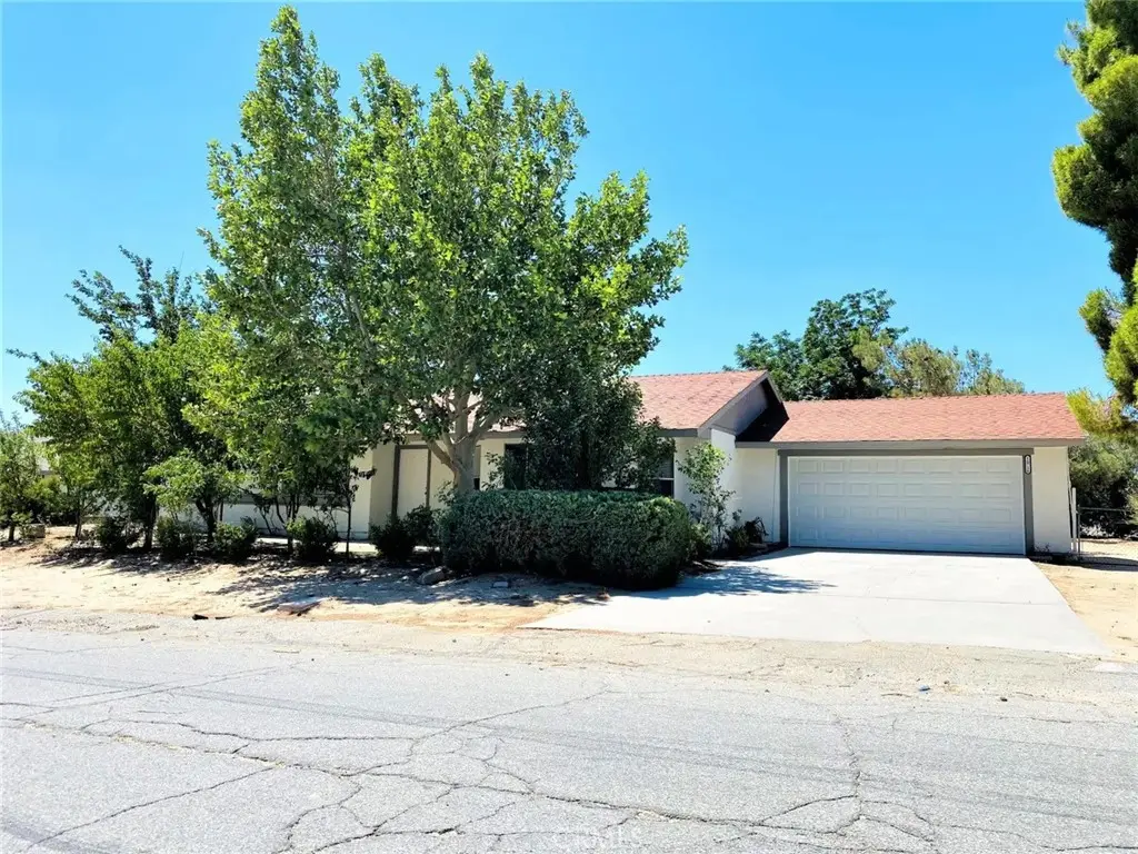 Residential Lease for rent at 16716 Stagecoach, Palmdale, Los Angeles County, CA featuring 3 beds and 2 baths