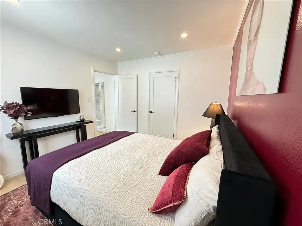 Residential Lease for rent at 1123 1/2 N Vista Street, West Hollywood, Los Angeles County, CA featuring 2 beds and 1 bath