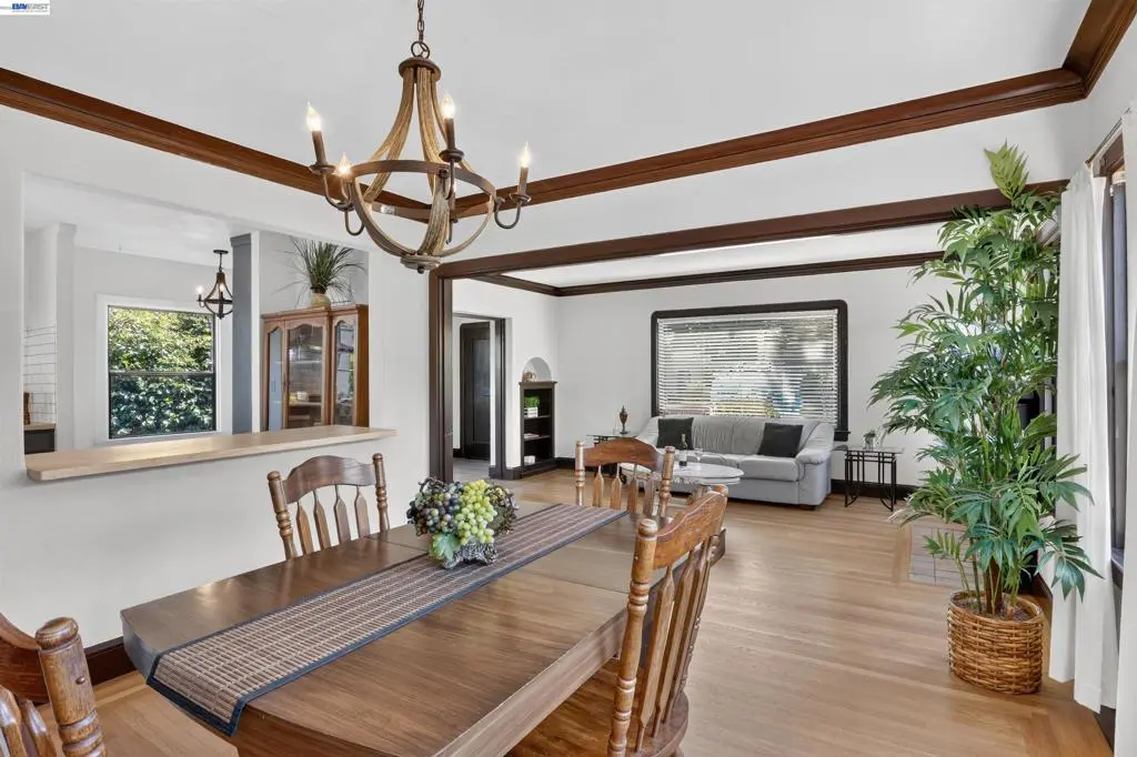 Single Family Residence for sale at 464 Kenilworth Ave, San Leandro, CA featuring 2 beds and 1 bath