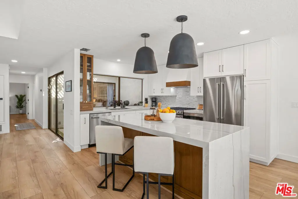 Residential Lease for rent at 72417 Rolling Knolls Drive, Palm Desert, Riverside County, CA featuring 3 beds and 2 baths