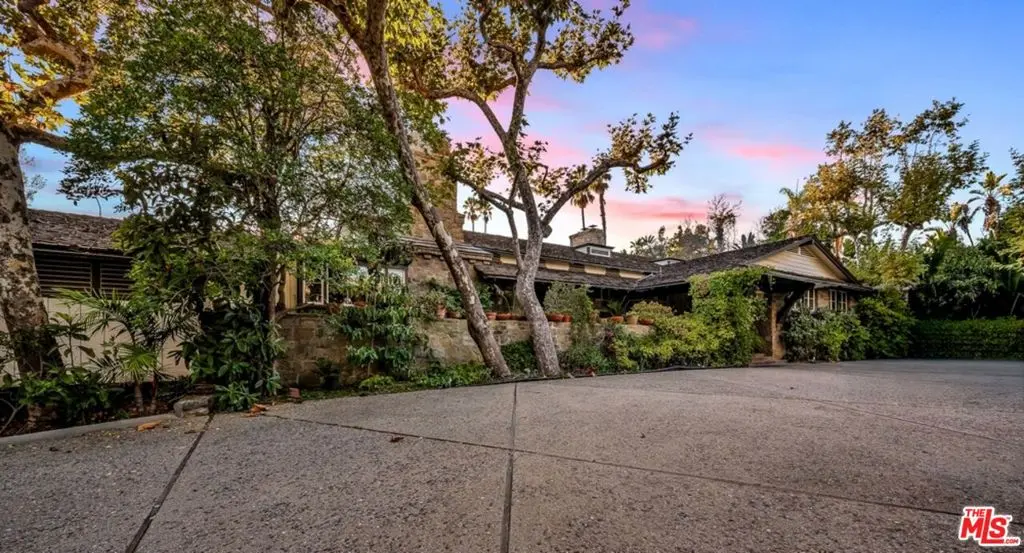 Residential Lease for rent at 829 N Whittier Drive, Beverly Hills, Los Angeles County, CA featuring 8 beds and 11 baths