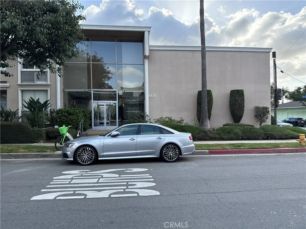 Condominium for sale at 6601 Springpark 14, Los Angeles, CA featuring 2 beds and 3 baths