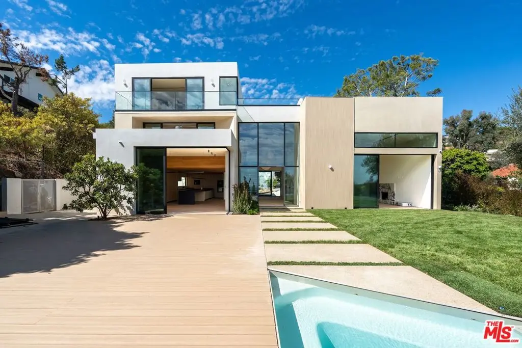 Residential Lease for rent at 2501 Banyan Drive, Los Angeles, Los Angeles County, CA featuring 4 beds and 5 baths