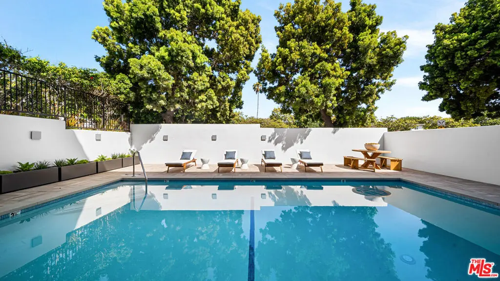 Residential Lease for rent at 153 San Vicente Boulevard PH 4G, Santa Monica, Los Angeles County, CA featuring 2 beds and 2 baths