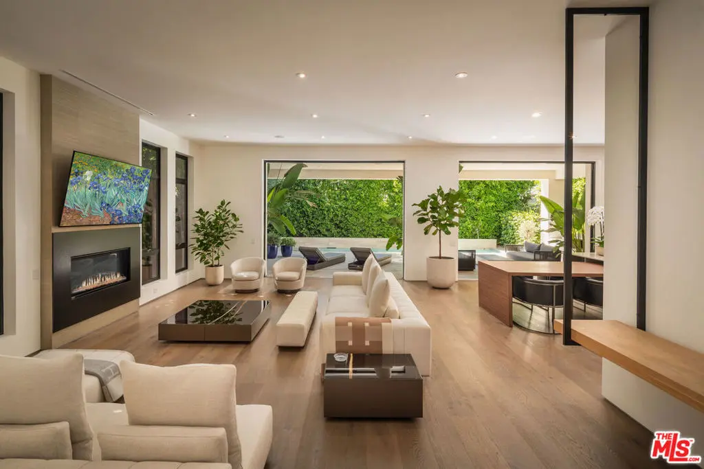 Residential Lease for rent at 333 N Croft Avenue, Los Angeles, Los Angeles County, CA featuring 5 beds and 6 baths