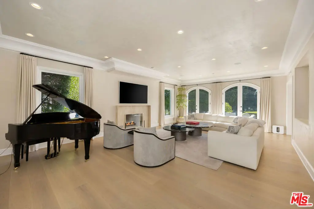 Residential Lease for rent at 1424 N Doheny Drive, Los Angeles, Los Angeles County, CA featuring 6 beds and 8 baths