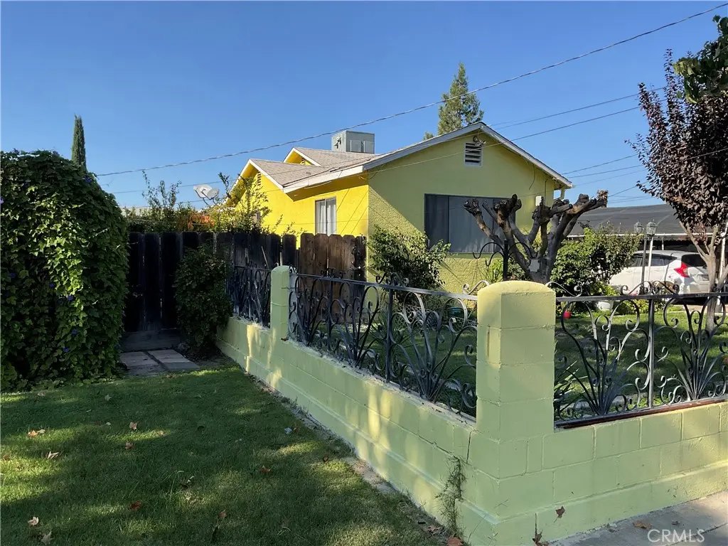 Single Family Residence for sale at 915 R Street, Merced, CA featuring 3 beds and 1 bath