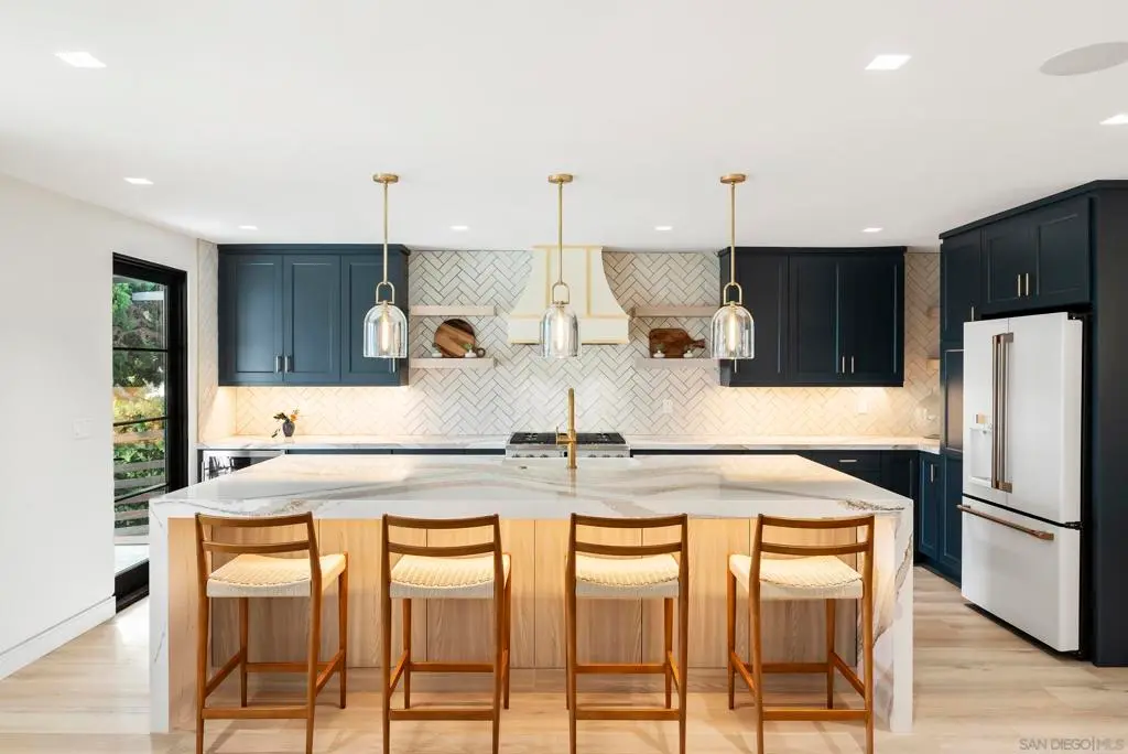 Single Family Residence for rent at 952 Pacific Beach Dr, San Diego, CA featuring 5 beds and 5 baths