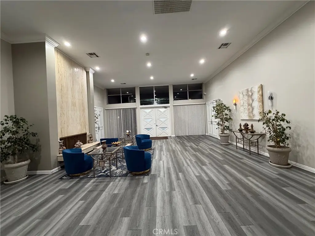 5301 Balboa Boulevard F2, Encino, CA — listing photo 1