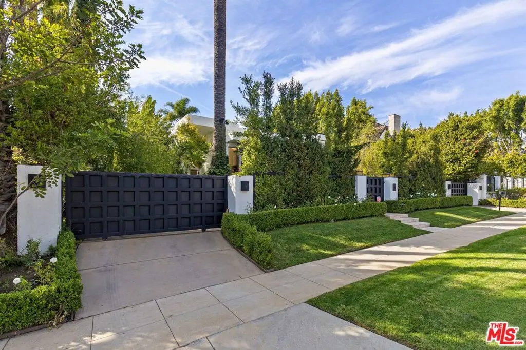 Residential Lease for rent at 605 N Hillcrest Road, Beverly Hills, Los Angeles County, CA featuring 7 beds and 7 baths