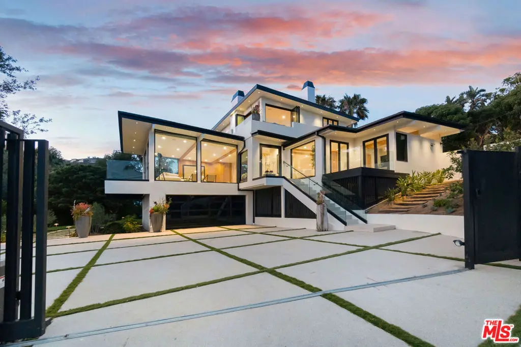 Residential Lease for rent at 27187 Sea Vista Drive, Malibu, Los Angeles County, CA featuring 4 beds and 3 baths