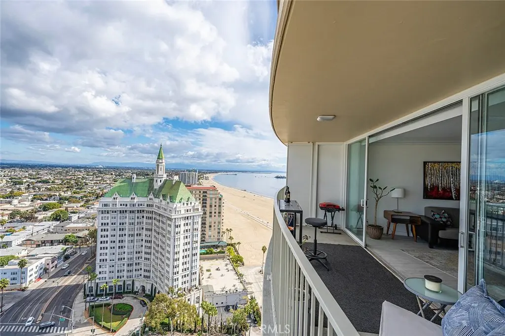 Residential Lease for rent at 700 E Ocean Blvd 3003, Long Beach, Los Angeles County, CA featuring 1 bed and 2 baths
