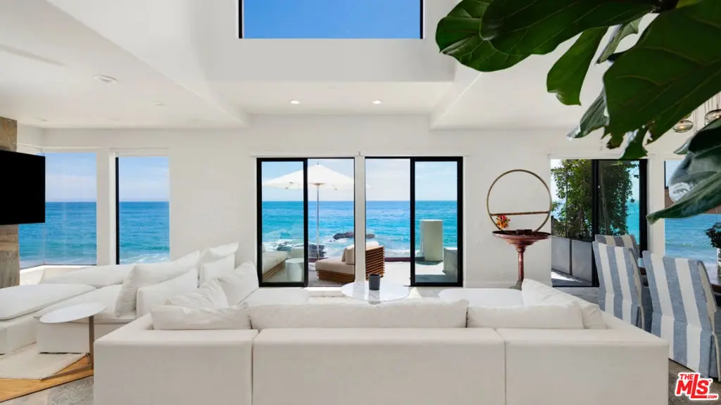 Residential Lease for rent at 25252 Malibu Road Upper Unit, Malibu, Los Angeles County, CA featuring 3 beds and 4 baths