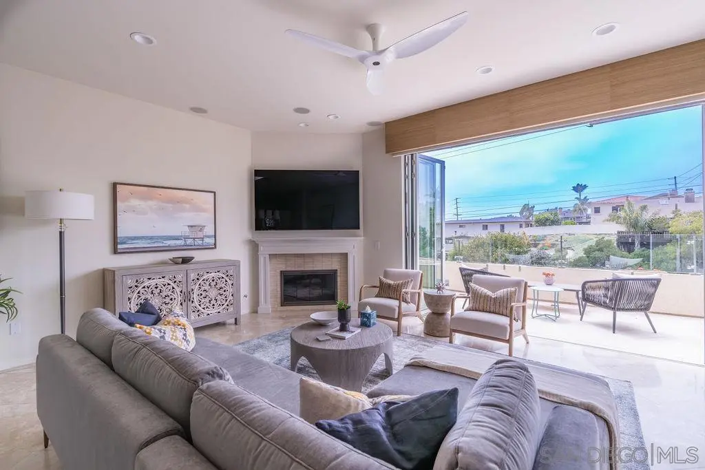 Residential Lease for rent at 2508 Manchester Ave, Cardiff By The Sea, San Diego County, CA featuring 3 beds and 3 baths