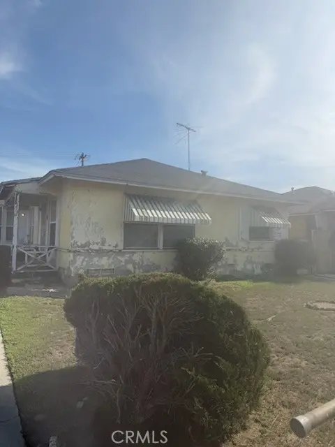 Duplex for sale at 13502 S San Pedro, Los Angeles, CA featuring 4 beds and 2 baths