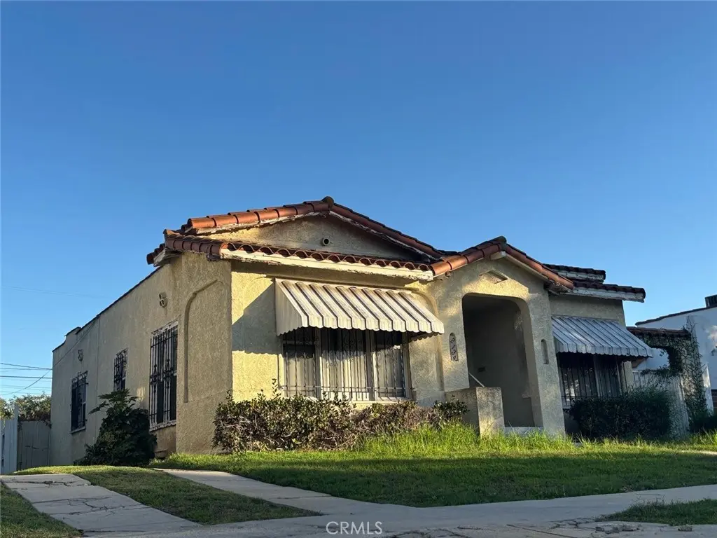 Single Family Residence for sale at 2134 S SYCAMORE Avenue, Los Angeles, CA featuring 2 beds and 1 bath