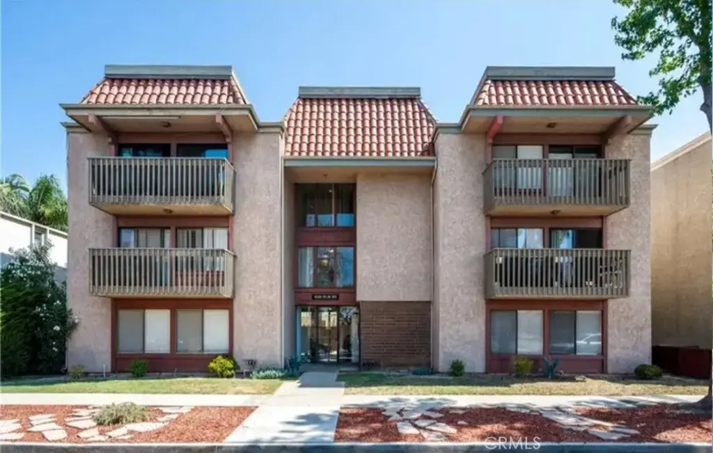 Residential Lease for rent at 4110 ELM AVE 201, Long Beach, Los Angeles County, CA featuring 2 beds and 2 baths