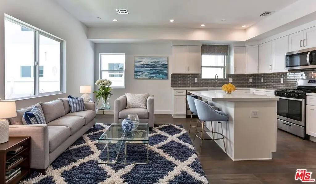Residential Lease for rent at 3946 S. Budlong Avenue 1/2, Los Angeles, Los Angeles County, CA featuring 3 beds and 3 baths