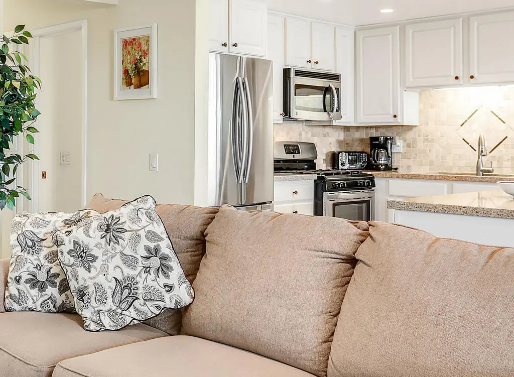 Residential Lease for rent at 1830 N Mira Loma Way, Palm Springs, Riverside County, CA featuring 3 beds and 2 baths