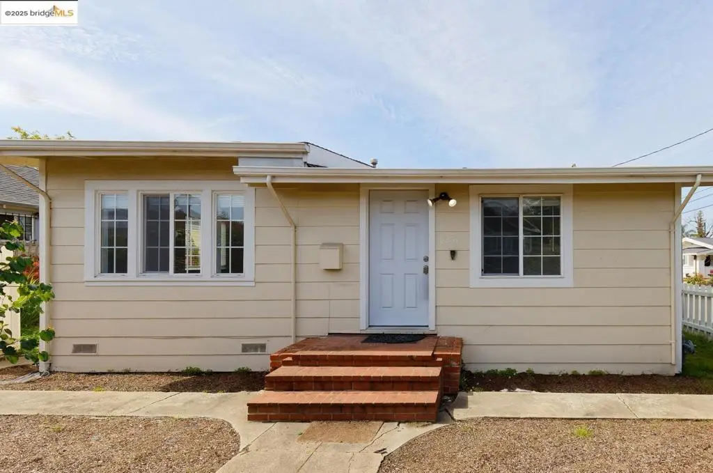 Single Family Residence for sale at 4251 Porter St, Oakland, CA featuring 3 beds and 2 baths
