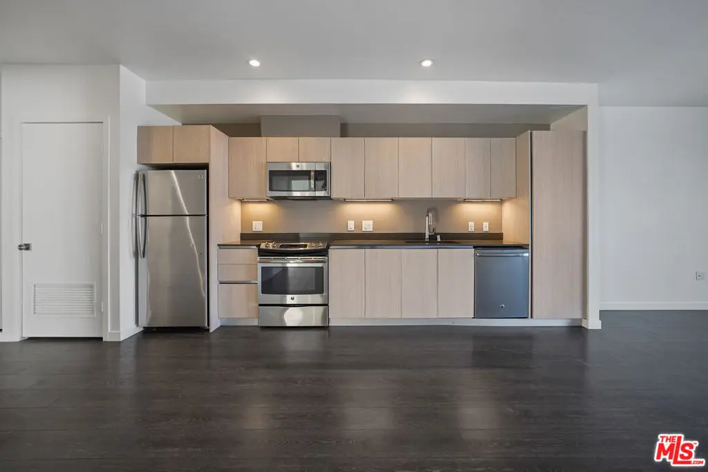 Residential Lease for rent at 5800 Harold Way 411, Los Angeles, Los Angeles County, CA featuring 2 beds and 2 baths