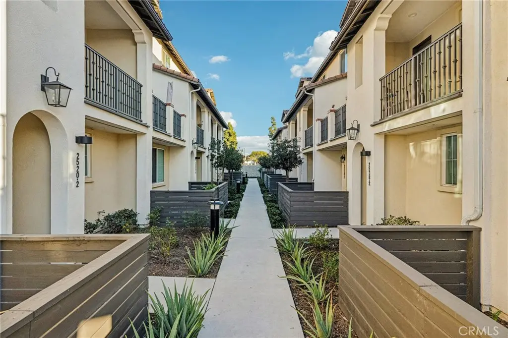 2520 Valentina 6, Commerce, CA — listing photo 1