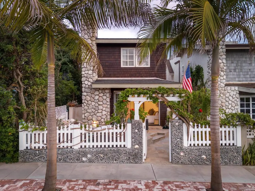 Single Family Residence for rent at 335 Gravilla Street, La Jolla, CA featuring 3 beds and 4 baths
