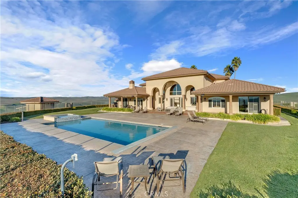 1990 E 46, Shandon, CA — listing photo 1