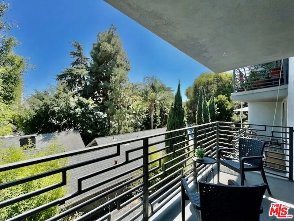 Residential Lease for rent at 1920 Hillcrest Road 8, Los Angeles, Los Angeles County, CA featuring 1 bed and 1 bath