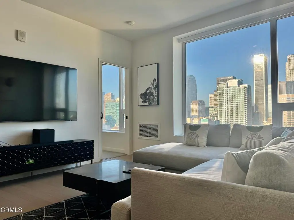 Residential Lease for rent at 1050 S Grand Avenue 2004, Los Angeles, Los Angeles County, CA featuring 2 beds and 2 baths