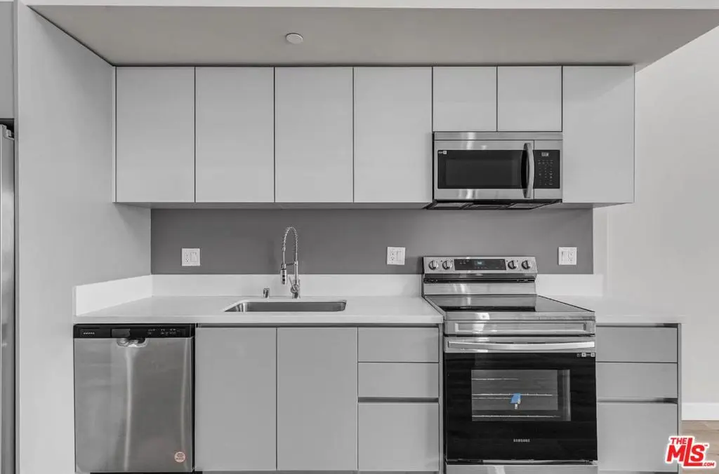 Residential Lease for rent at 825 S Coronado Street 602, Los Angeles, Los Angeles County, CA featuring 1 bed and 1 bath