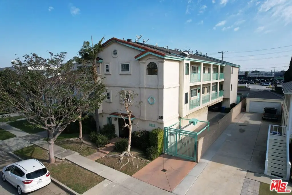 Residential Income for sale at 8812 Reading Avenue, Los Angeles, CA featuring 16 beds and 16 baths