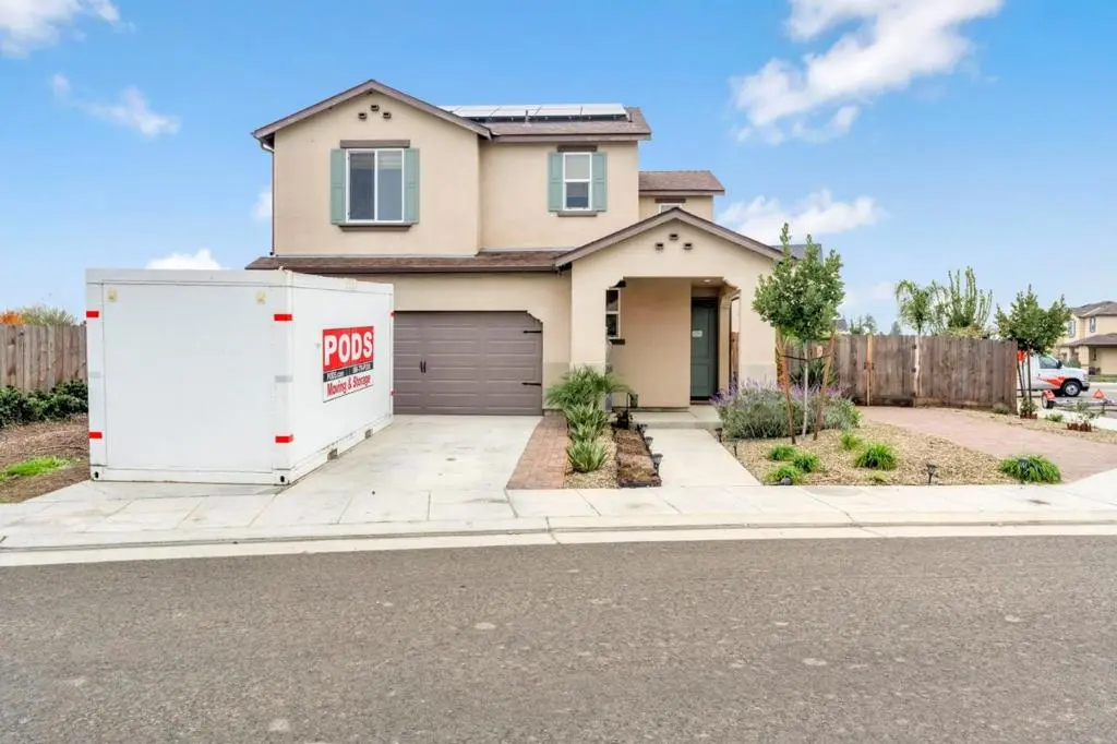 Single Family Residence for sale at 888 Descanso Ave, Clovis, CA featuring 3 beds and 3 baths