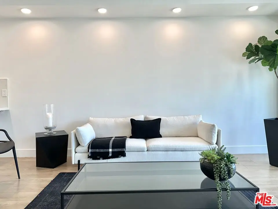 Residential Lease for rent at 999 N DOHENY Drive 904, West Hollywood, Los Angeles County, CA featuring 1 bed and 1 bath