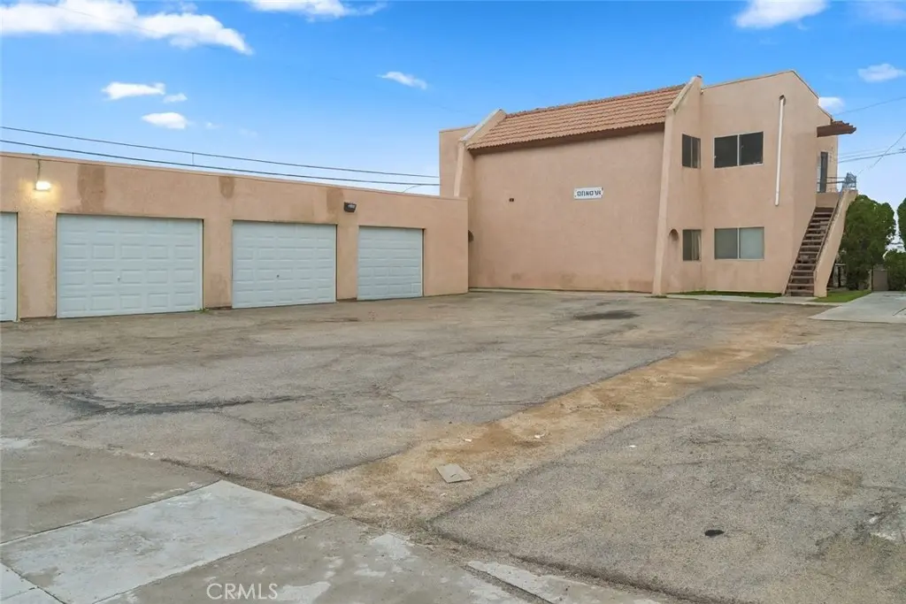 1071 May Lane, Barstow, CA — listing photo 1