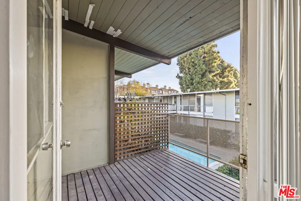 Residential Lease for rent at 11131 Rose Avenue 10, Los Angeles, Los Angeles County, CA featuring 1 bed and 1 bath
