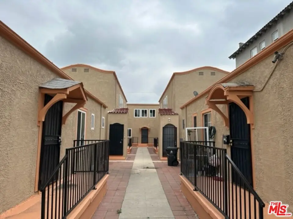 Residential Lease for rent at 836 S Catalina Street 1/2, Los Angeles, Los Angeles County, CA featuring 1 bed and 1 bath