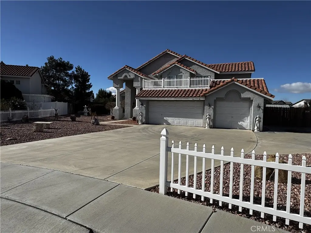 20404 Half Moon Court, Apple Valley, CA — listing photo 1