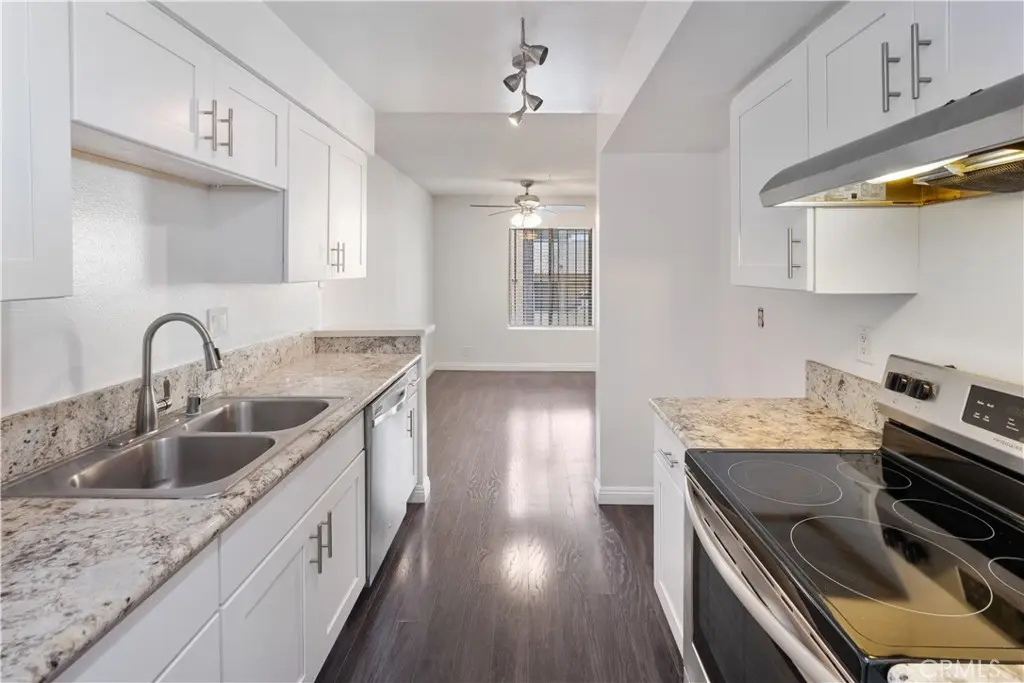 Condominium for sale at 433 S Manhattan 209, Los Angeles, CA featuring 2 beds and 2 baths